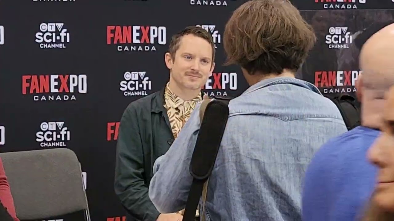 Elijah wood signing autograph at Fan expo Canada 2022