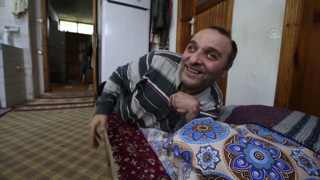 Yatağa bağımlı Bilgin'in odasını hediyelik eşyalar süslüyor