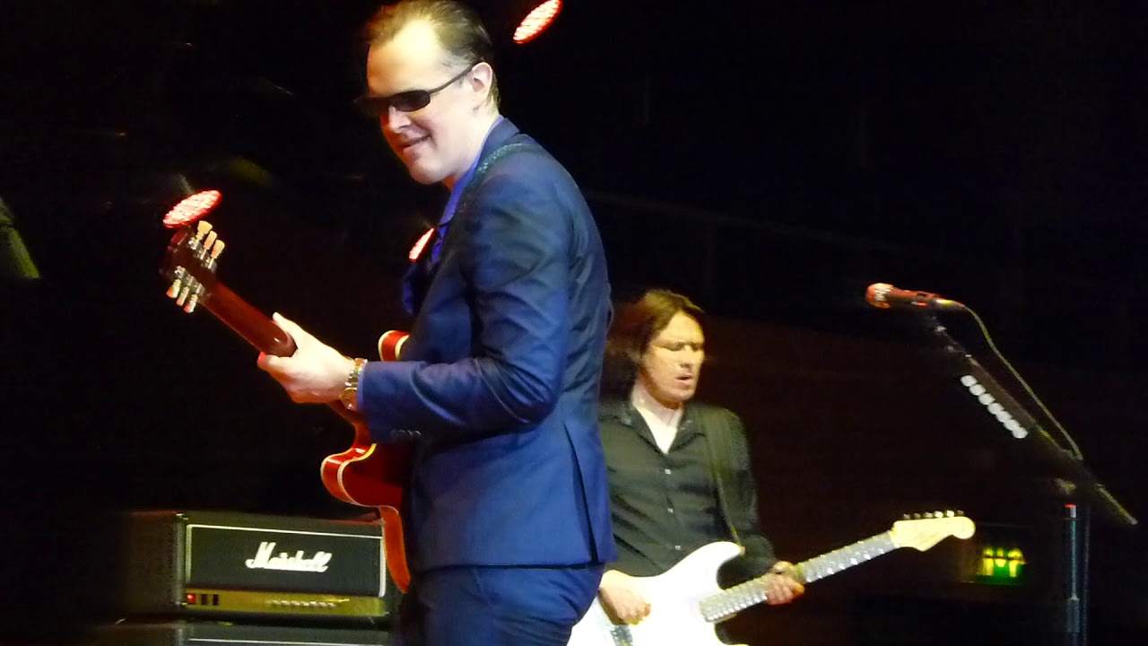 Joe Bonamassa - Pretending - 7/2/16 Preston Guild Hall - Preston, UK