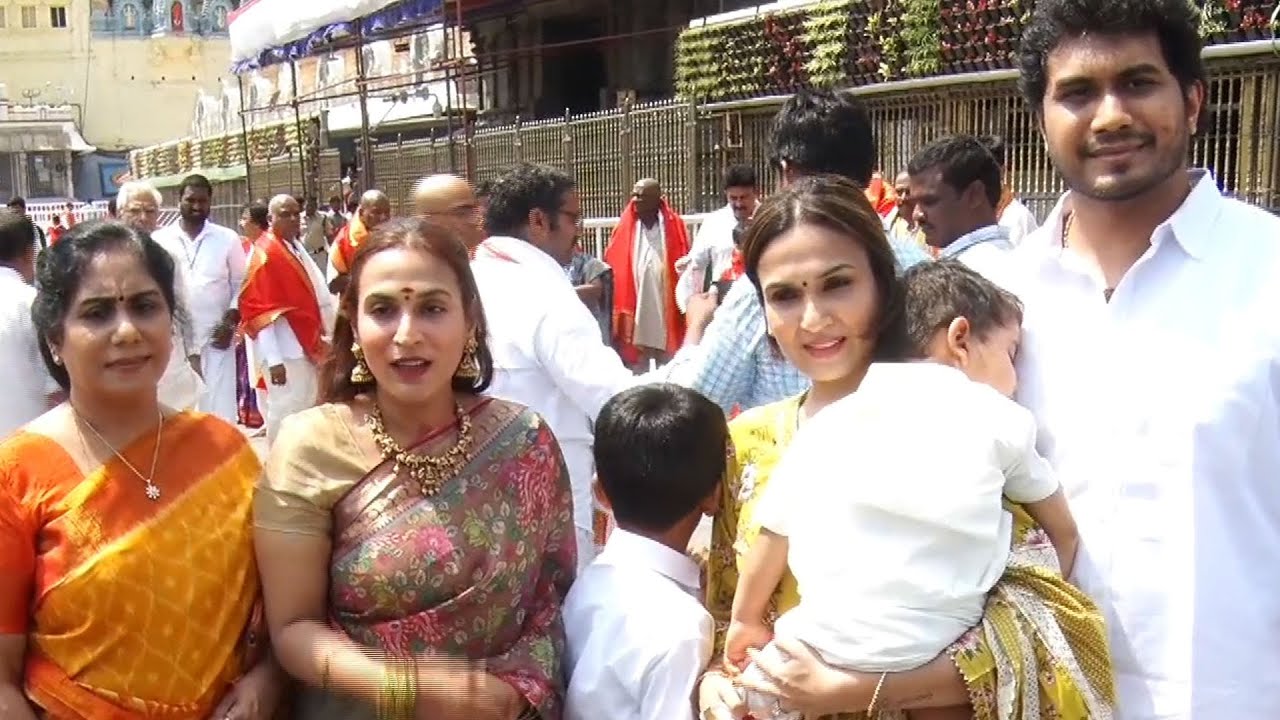 Rajinikanth Daughters Aishwarya and Soundarya Visits Tirumala | Rajinikanth Daughters @ Tirumala