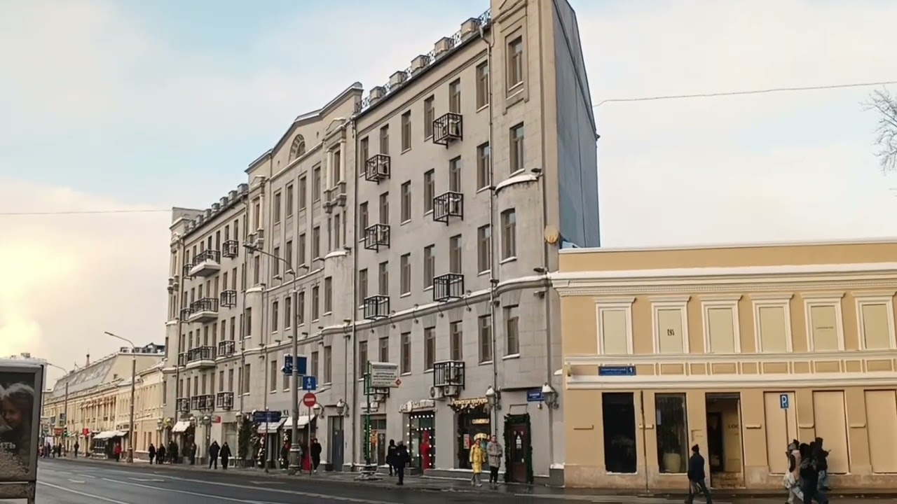 Прогулки по Москве. Плоский дом и дом из двух домов