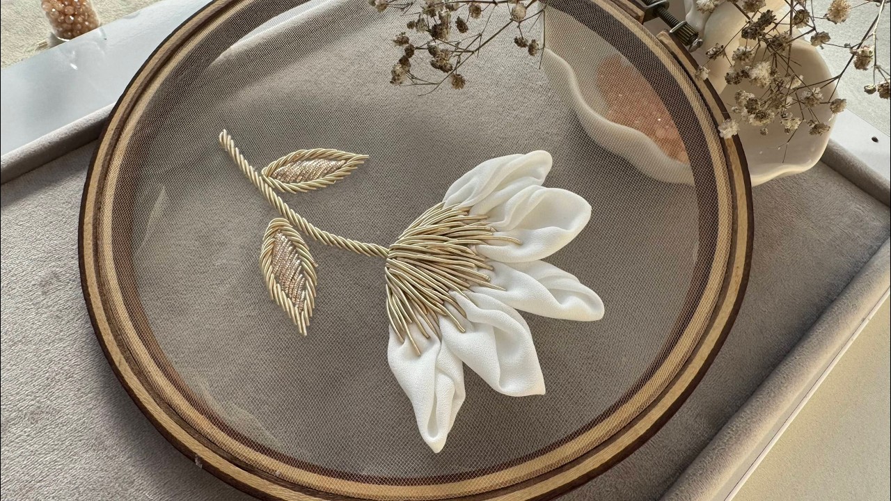 Teaching how to make outstanding fabric flowers with embroidered details