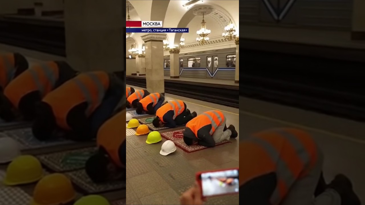 В Московском метро рабочие из индии начали молится. #santiagotv #shorts #рабочие #москва
