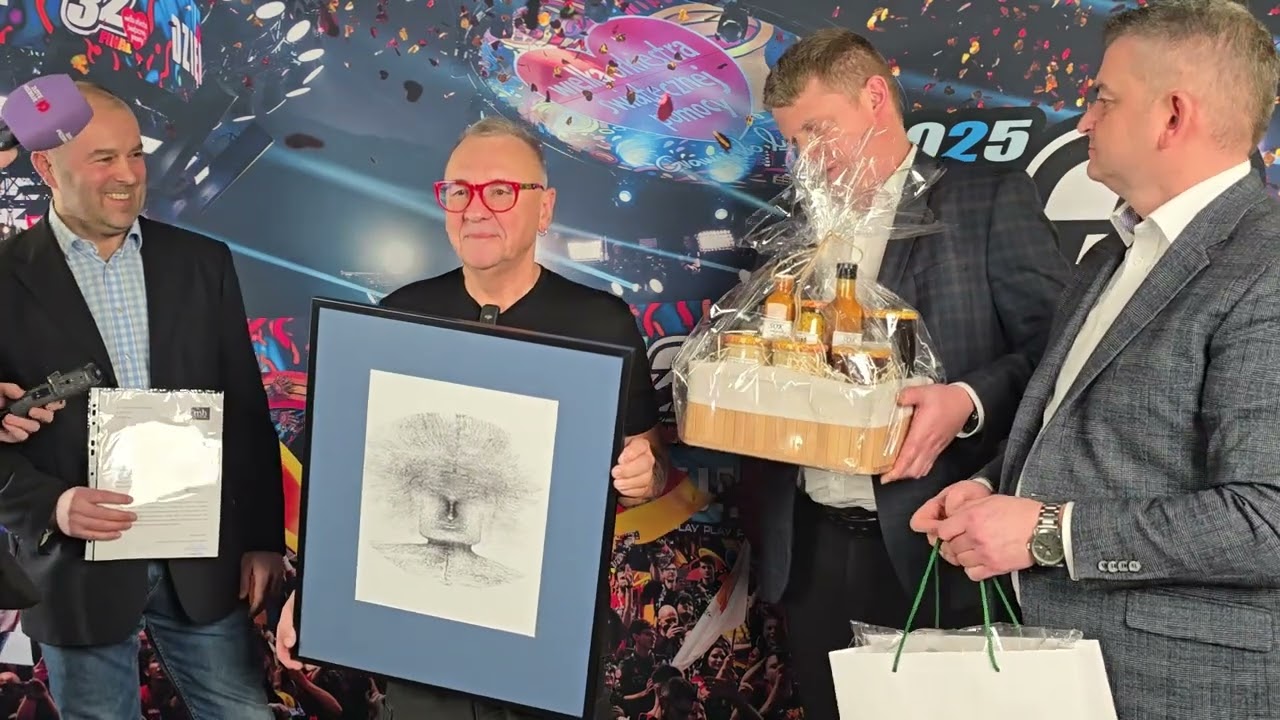 Sanocki sztab WOŚP i przedstawiciele Powiatu Sanockiego i Gminy Sanok u Jurka Owsiaka