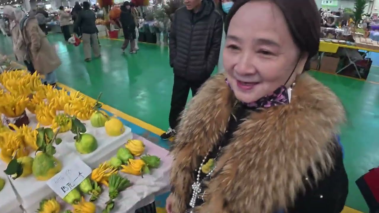 Visit flower makret with mother , i talked to a foreigner in the park