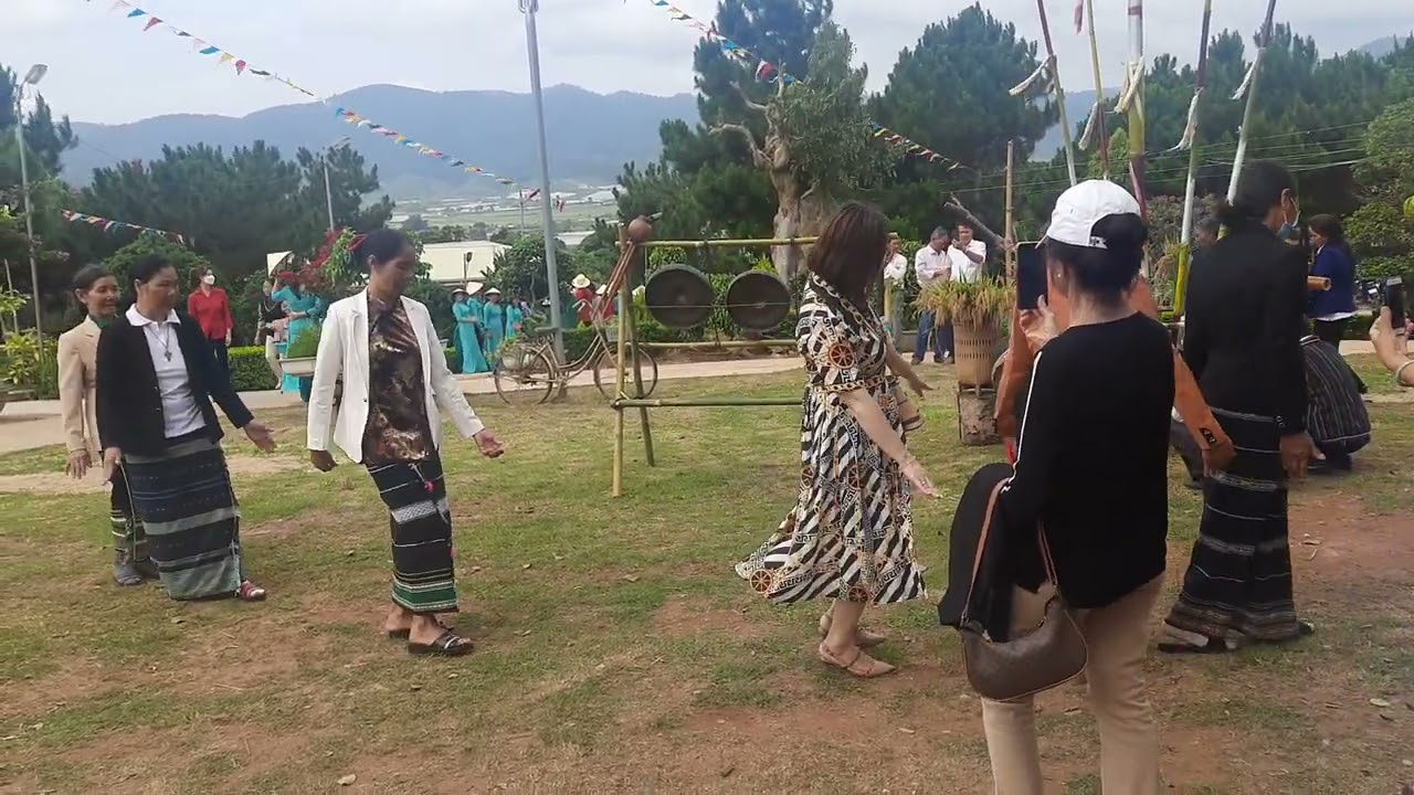 Điệu múa dân tộc Churu Gx Proh,Giáo phận Đà Lạt.