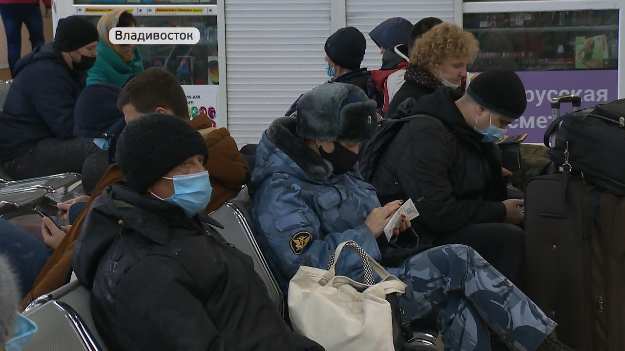 Рейсы отменяются. Уехать из Владивостока сегодня у многих не получается