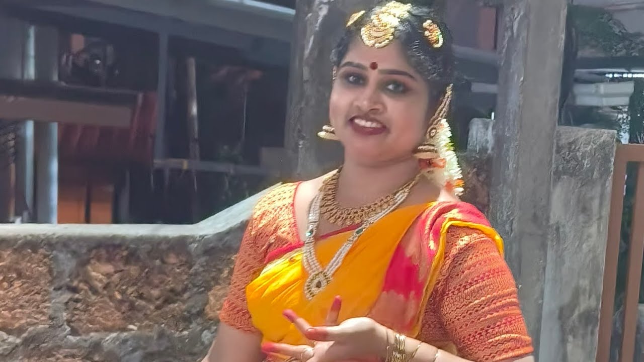 മൗലിയിൽ മൈൽ‌പീലി ചാർത്തി...... @ധന്വദരി ക്ഷേത്രം 💃🏻🙏🏻