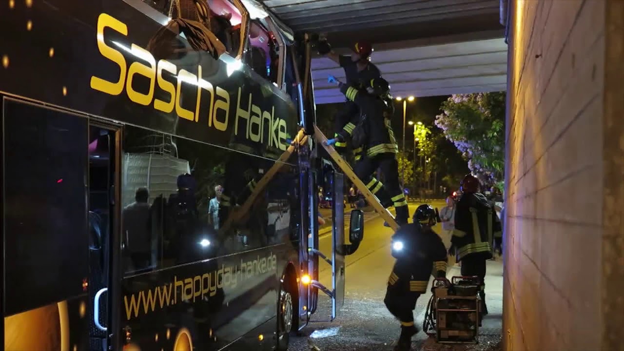 RIMINI: Pullman di tedeschi si incastra nel sottopasso, feriti tre ragazzi | VIDEO