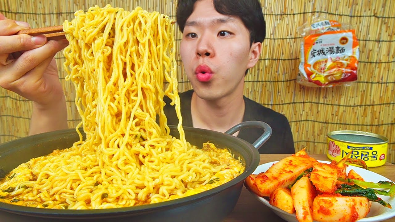 안성탕면에 참치갠넣고 계란풀었습니다. 구~수허니 참 맛있습니다. 총각김치는 달달합니다! RAMEN CHONGGAK KIMCHI KOREAN FOOD ASMR MUKBANG