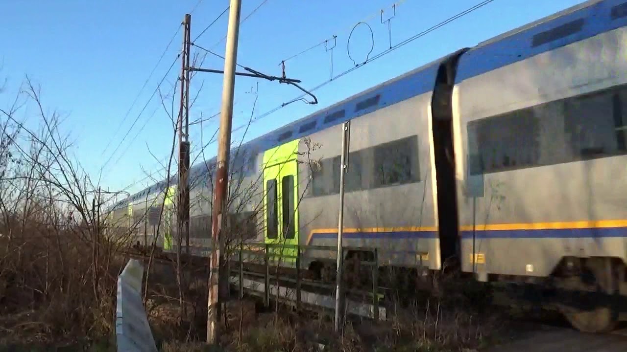 Treno regionale in transito, in uno dei passaggi a livello di Sommariva Del Bosco