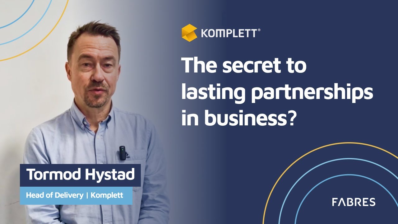 Why has Komplett been working with the same software vendor for almost 10 years?