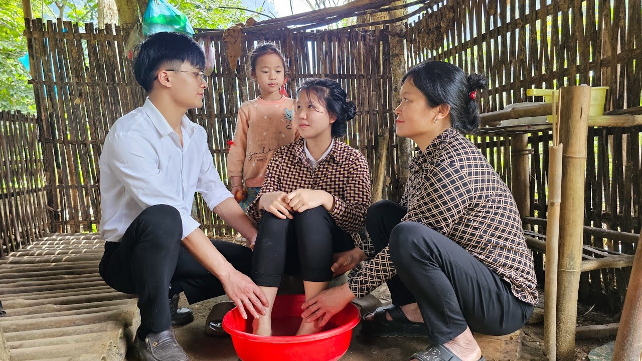 Engineer Tuan's mother rushed to visit Truc when he learned that Truc was harmed by bad guys