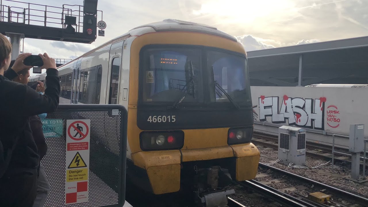 Southeastern Class 465's+466 departing London Bridge