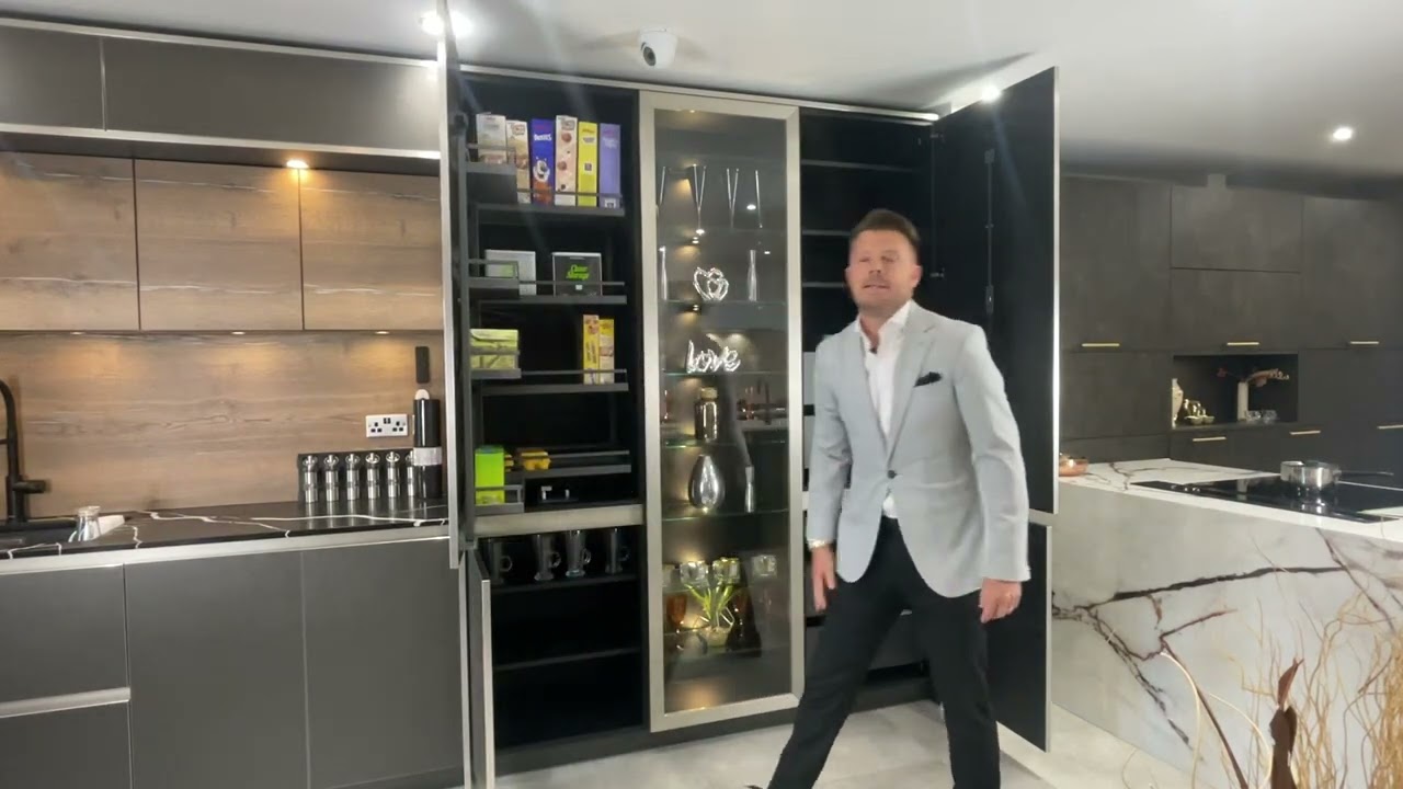 ROTPUNKT Kitchens | German kitchens | demonstration by Matt Phillips