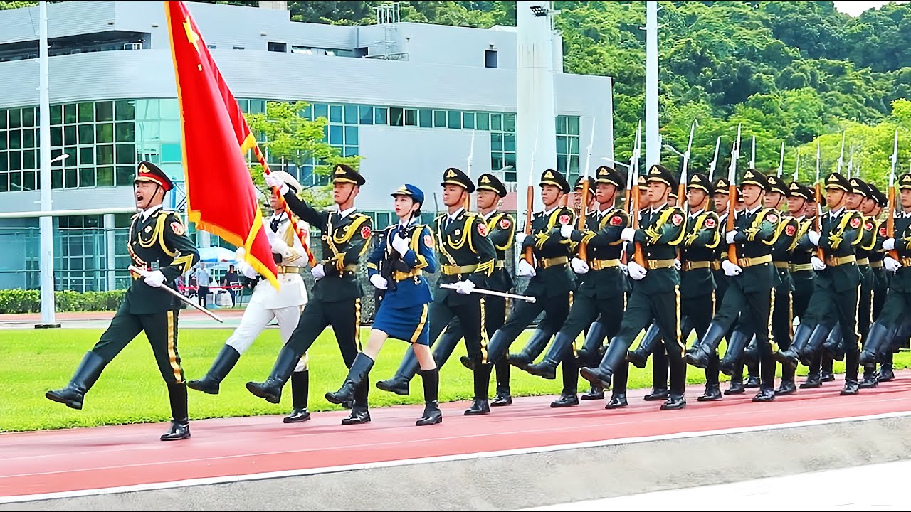 解放军驻港部队军营开放活动，香港同胞高喊中国万岁，特战队秀功夫掌声不断，中国女兵飒爽英姿/PLA Hong Kong Garrison Barracks Open Day