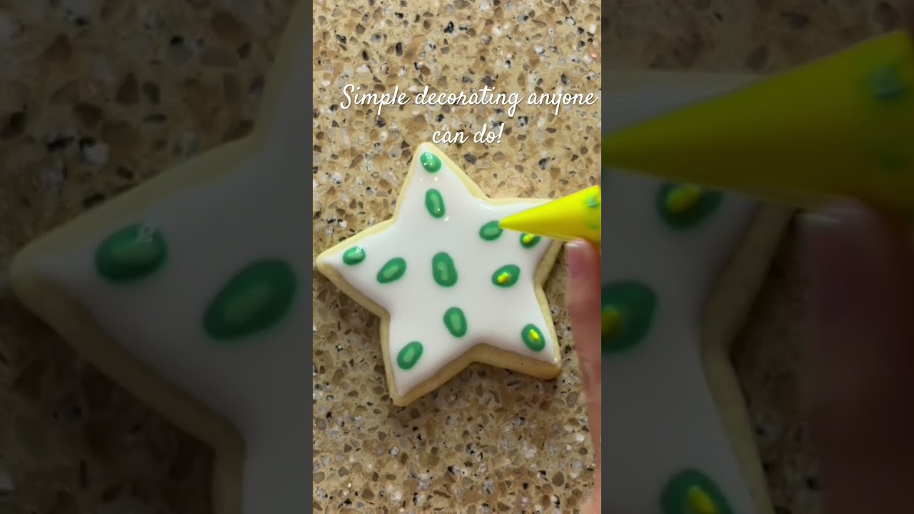 Christmas holly decorated sugar cookies, Royal icing #christmascookies #holidaycookies #xmascookies