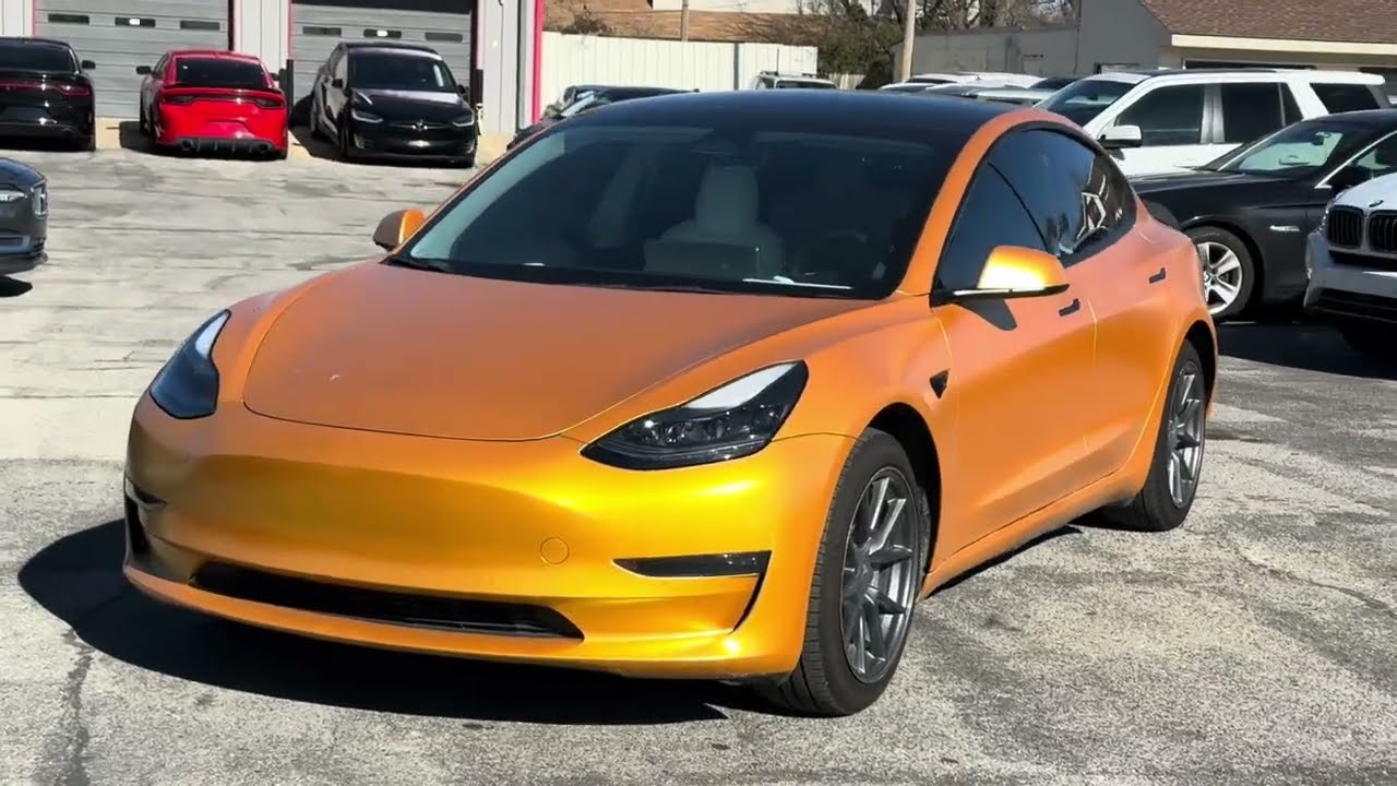 Обзор и тест-драйв золотистой Tesla Model 3 Long Range 2022 года!