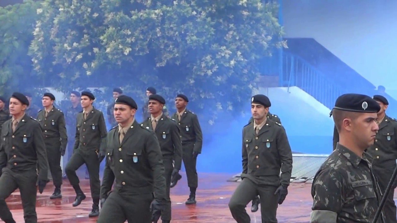 Militar bisonho caindo em formatura