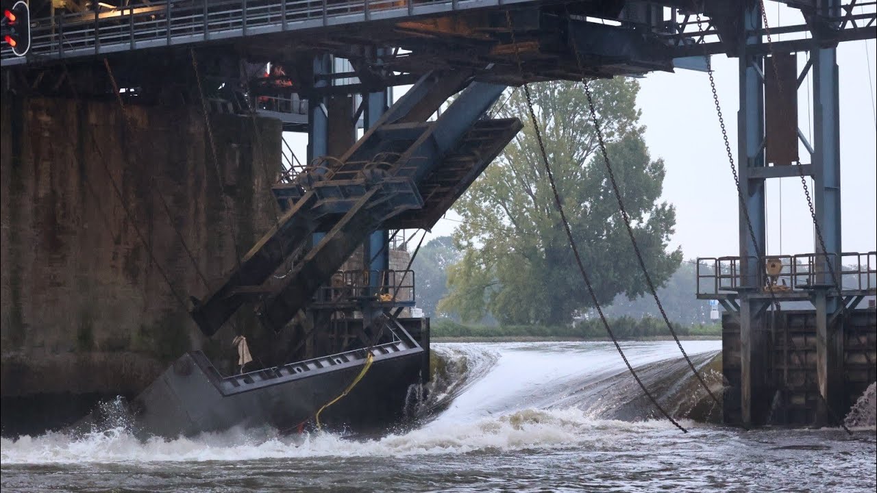 Maas stroomt leeg door kapotte stuw bij Grave, scheepvaartverkeer platgelegd