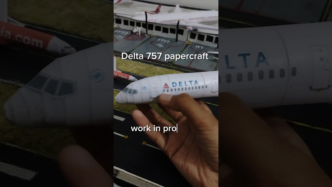 Delta 757 papercraft🥖✏️#modelaviation #airplane #modelflying #airplaneflight #landing #avgeek #cute