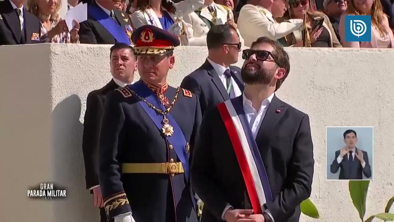 Salto de 21 paracaidistas del Ejército sorprendió a los asistentes de la Parada Militar 2025