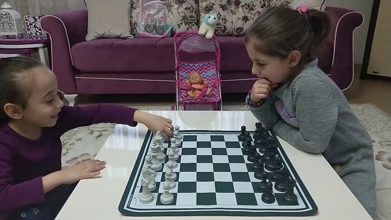 Satranç nasıl oynanır? Zeynep ile Ece satranç öğreniyor.