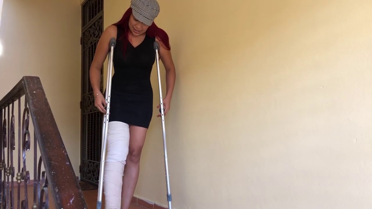 Como usar muletas para subir y bajar escaleras