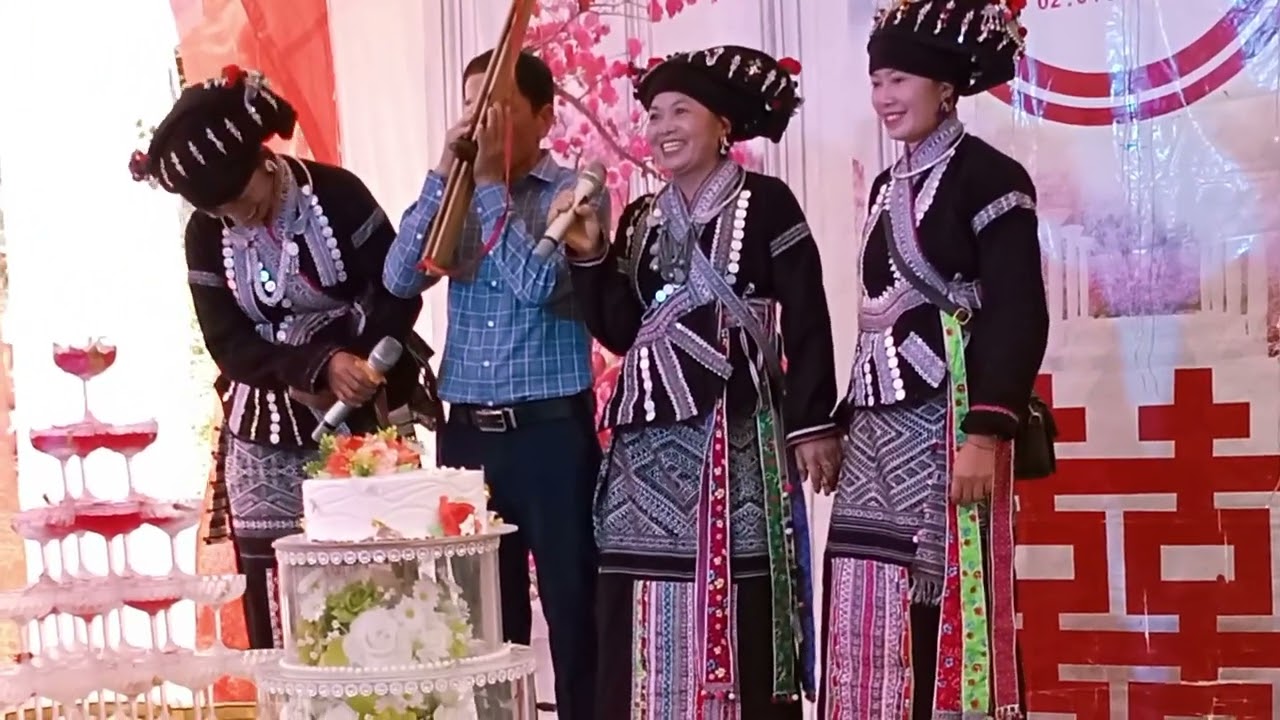 Nghệ nhân khèn bè lò Hầu và thị Bun 