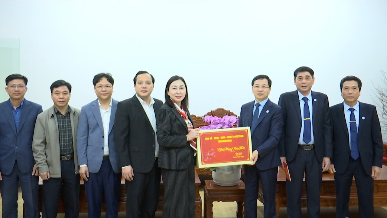 Đồng chí Phó Bí thư Thường trực Tỉnh uỷ Đinh Thị Lụa thăm, động viên các đơn vị trực Tết