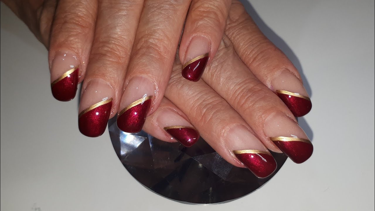 Uñas color vino con dorado