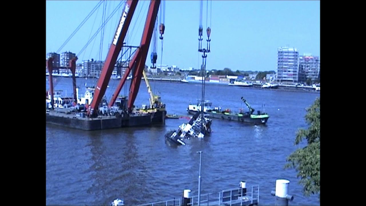 Berging En Avant 5 op de Oude Maas bij Dordrecht 4 Juni 2011.wmv