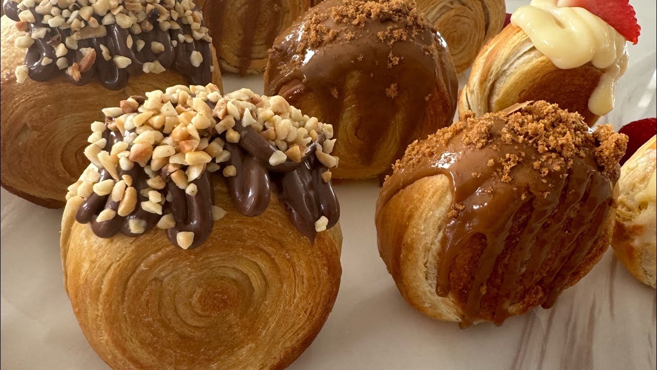 Makkelijke  croissant buns gevuld  met pistachepasta, chocolade, lotus speculoos en pudding.