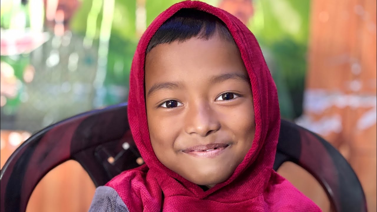 बिशेषलाई सपिंग गर्देई 
