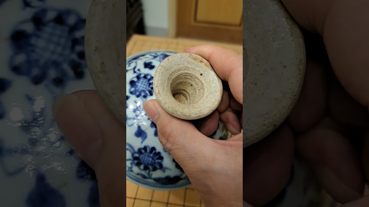 明代青花滿池嬌圖高足盘（沙底）。澳門沐瓷樓