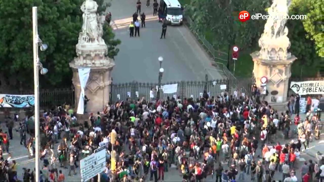 Los indignados acampan ante una Ciutadella blindada por los Mossos