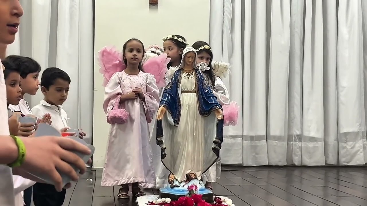 Maiara coroando Nossa Senhora