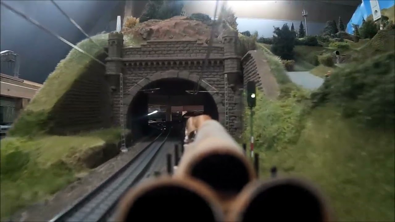 Kamerafahrt im Dachstübchen hinter Mä 051 mit Röhrenwagen.