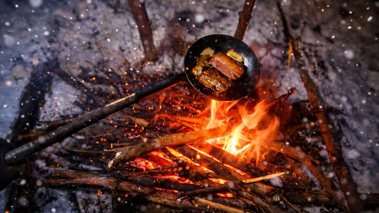Winter Bushcraft Campfire ❄️ | Cooking on Fire, Coffee & Forest | 4K ASMR