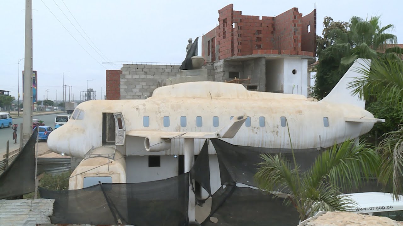 Um restaurante com arquitectura incomum em Luanda