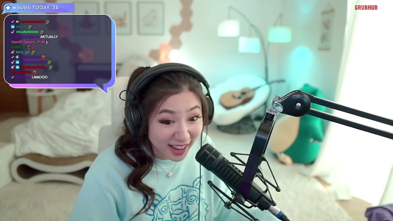 Fuslie's Little Sister Takes Over While She's In The Restroom