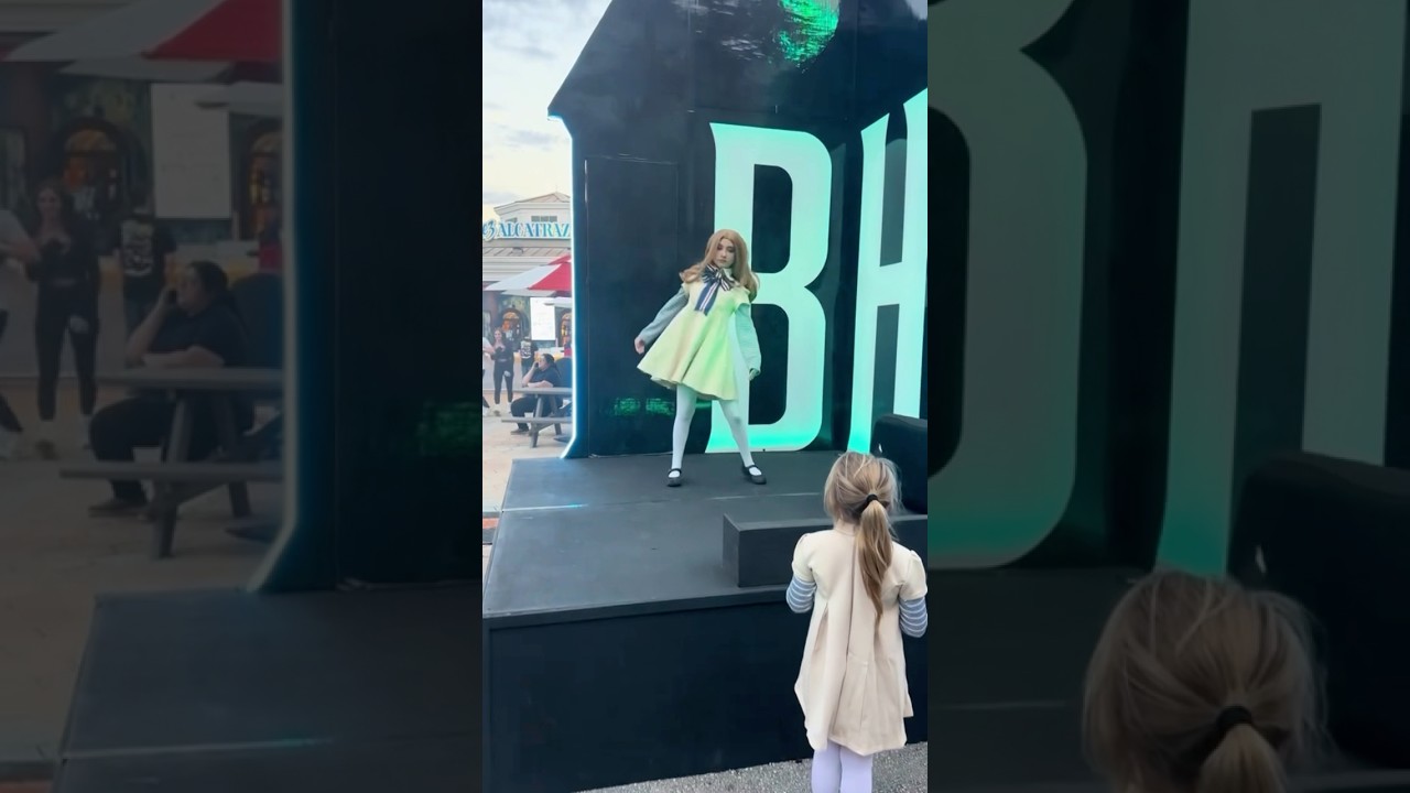 M3GAN dances for a young fan at HHN 33!! #spooky #halloween #m3gan #hhn #scary #universalstudios
