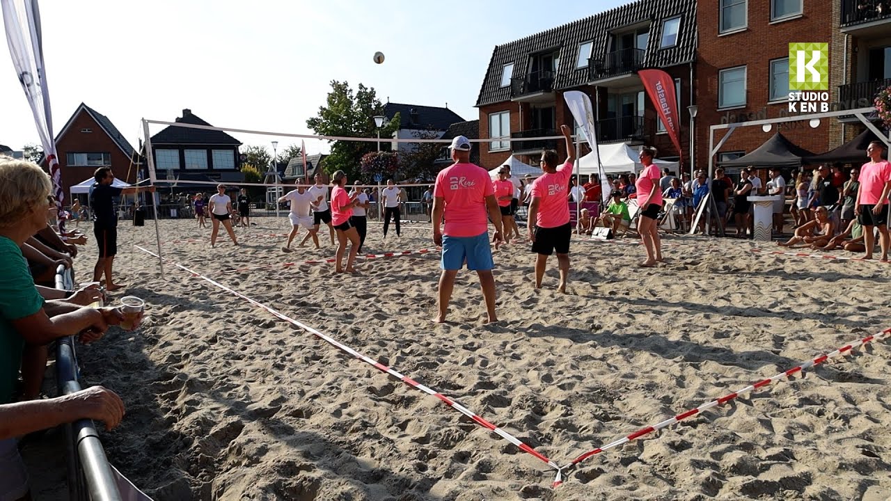 Het dorpsplein omgetoverd tot beachvolleybalveld bij 25ste editie van toernooi in Leimuiden
