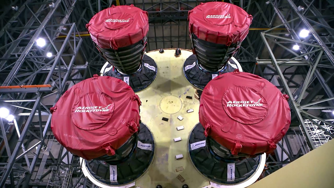 Artemis-1, NASA SLS Core Stage and its four RS-25 engines mate with solid rocket boosters (June2021)