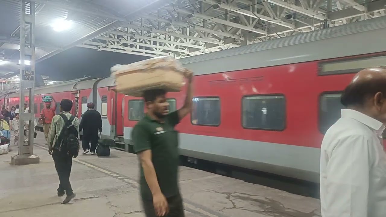 17322 Jasidih Vasco-Da-Gama Exp arriving at Secunderabad Junction