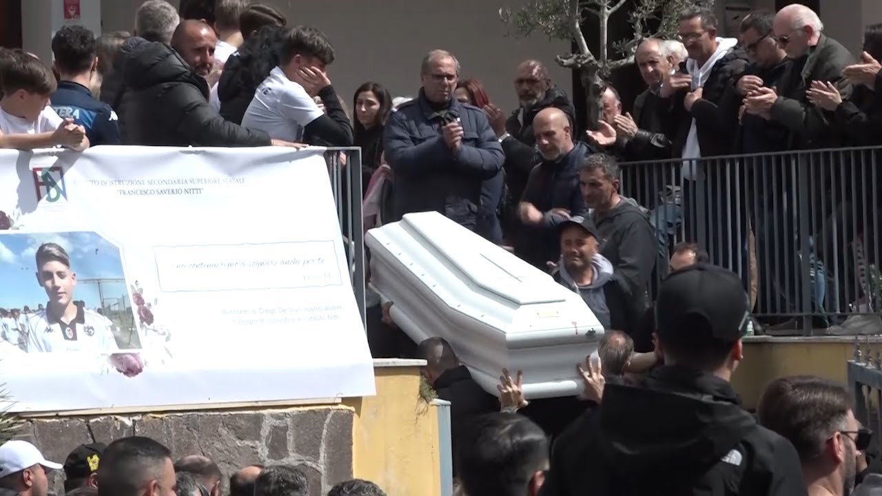 Diego De Vivo vive nel cuore di tanti napoletani: l'ultimo abbraccio di giocatori e tifosi