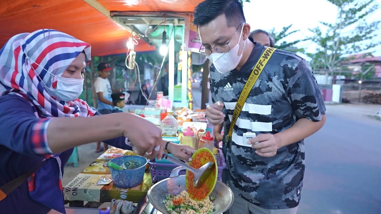 INDOMIE DI BALUT 60 CABE HARGA 8 RIBU, TERNYATA JADI ANTRIAN WARGA !!