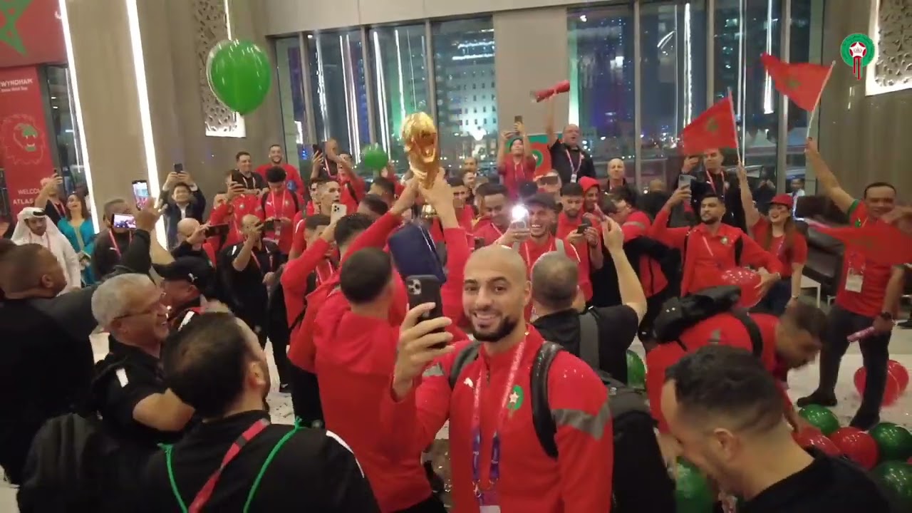الجماهير المغربية تستقبل المنتخب الوطني بعد تأهله لثمن نهاية كأس العالم