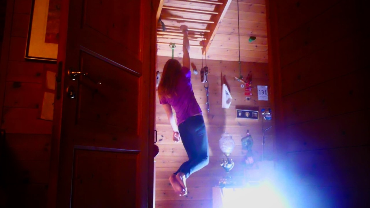 One arm dead hang challenge girl- hanging over 2 min- new record and progression