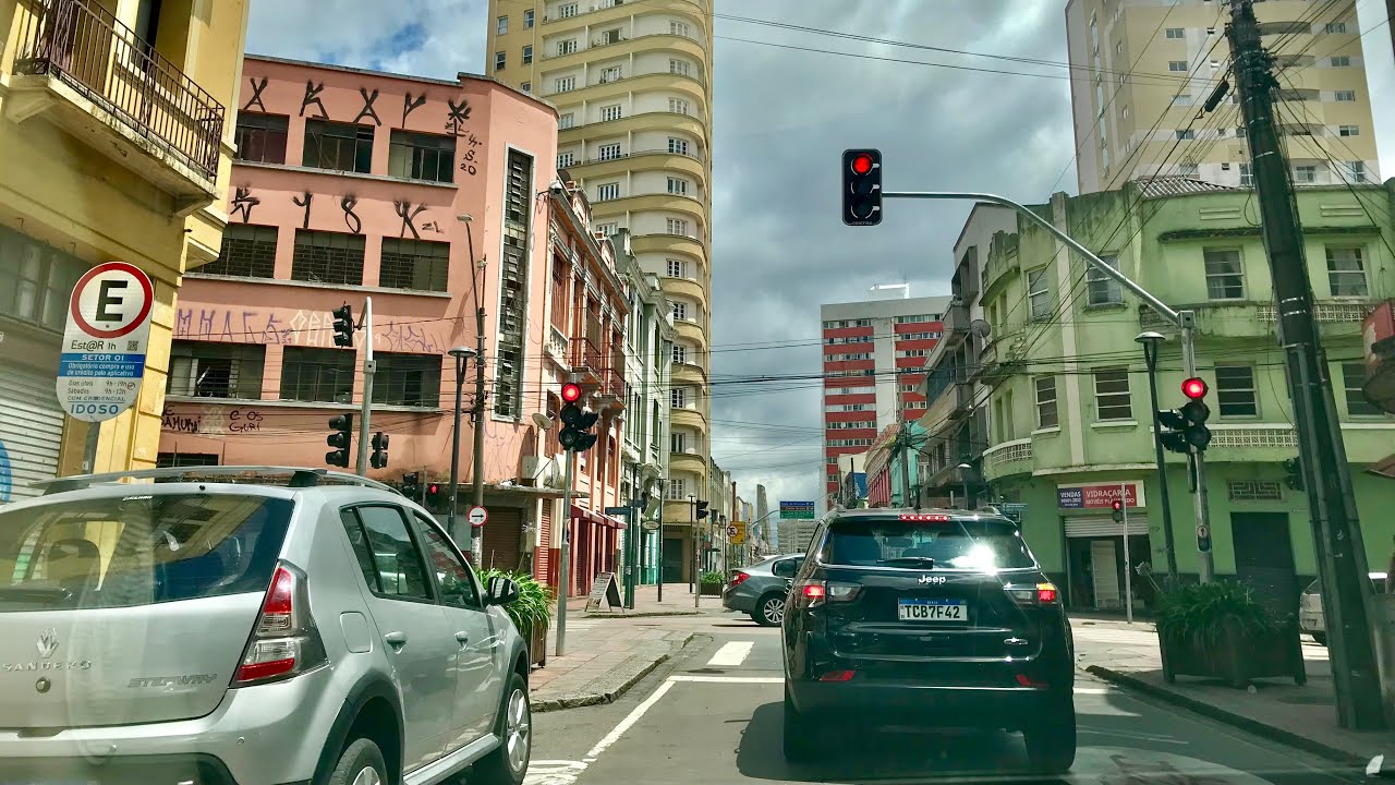 Dirigindo no centro de Curitiba